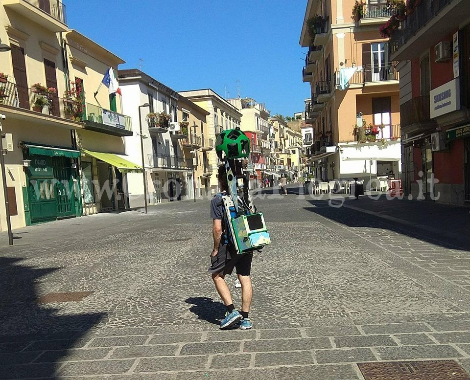 FOTONOTIZIA/ “Uomo Google” tra i vicoli del centro storico di Pozzuoli