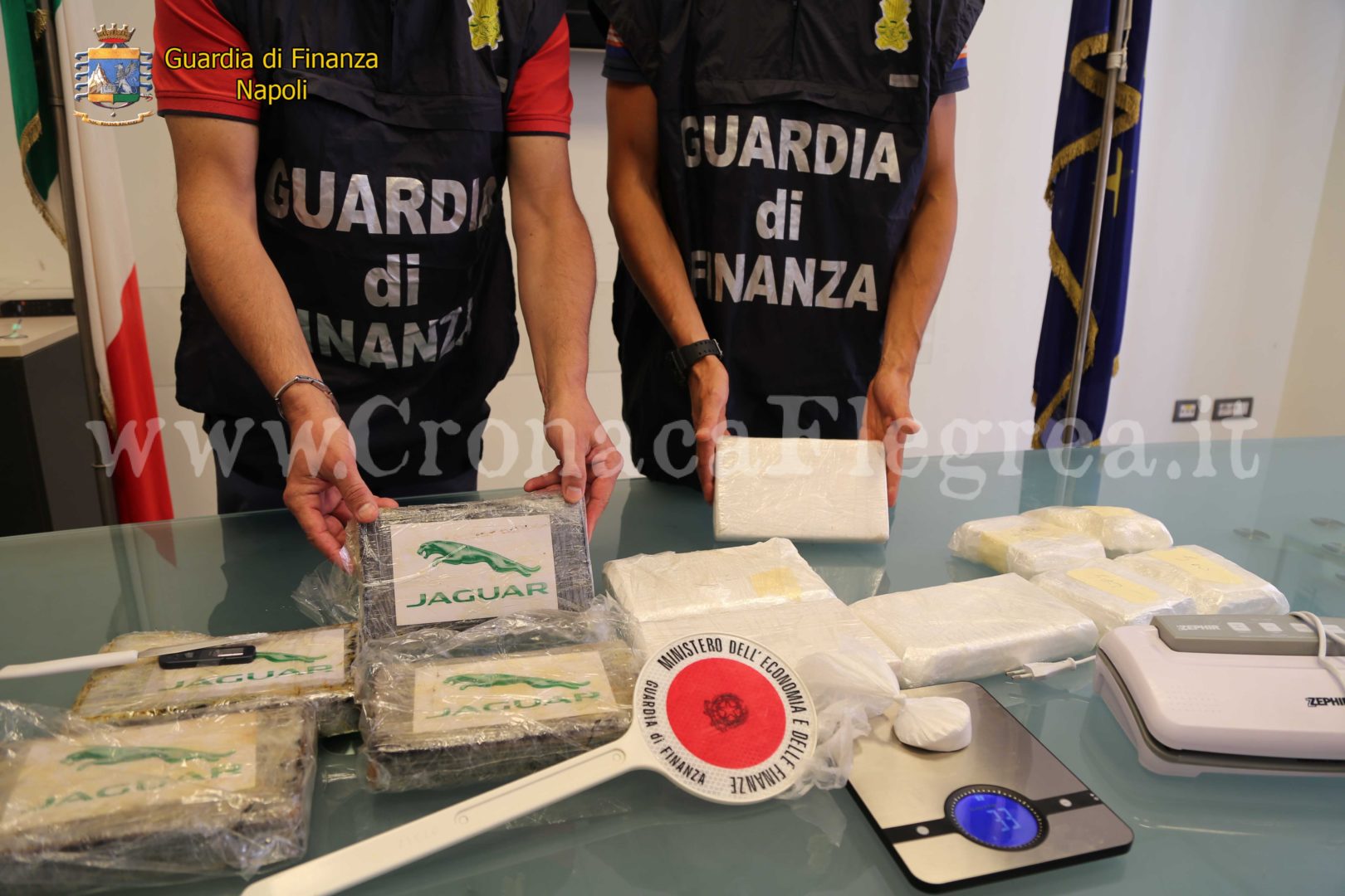 Oltre 10 chili di cocaina in casa, scatta il blitz delle fiamme gialle: 4 arresti