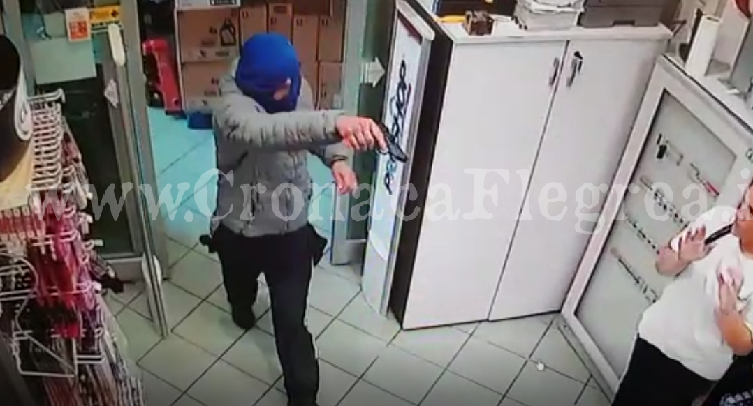 VIDEO/ Terrore al “Proshop” di Pozzuoli, due rapine in una settimana. Titolare disperato: «Pronto a chiudere»