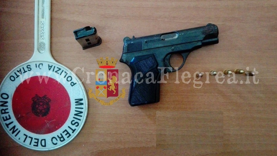 Accompagna sorvegliato speciale armato di pistola: polizia arresta 38enne