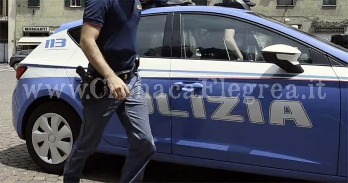 Minaccia e rincorre la moglie fino al Commissariato: arrestato 48enne