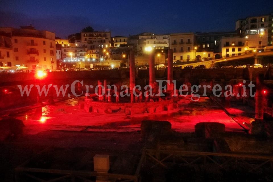POZZUOLI/ Il Tempio di Serapide si tinge di rosso per i migranti – LE FOTO