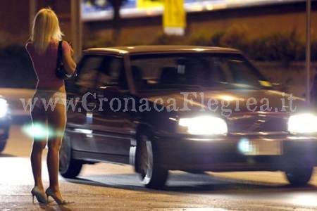 Transessuali e prostitute costretti a pagare 30 euro al giorno per “lavorare”: arrestate 8 persone