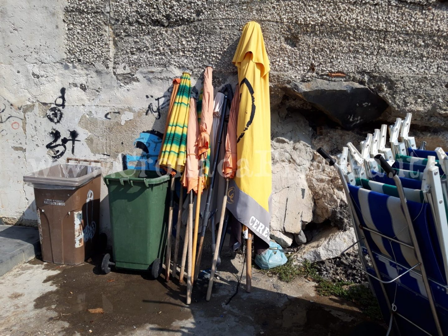 POZZUOLI/ Lidi abusivi a via Napoli: in corso sequestro di lettini e ombrelloni, diversi denunciati