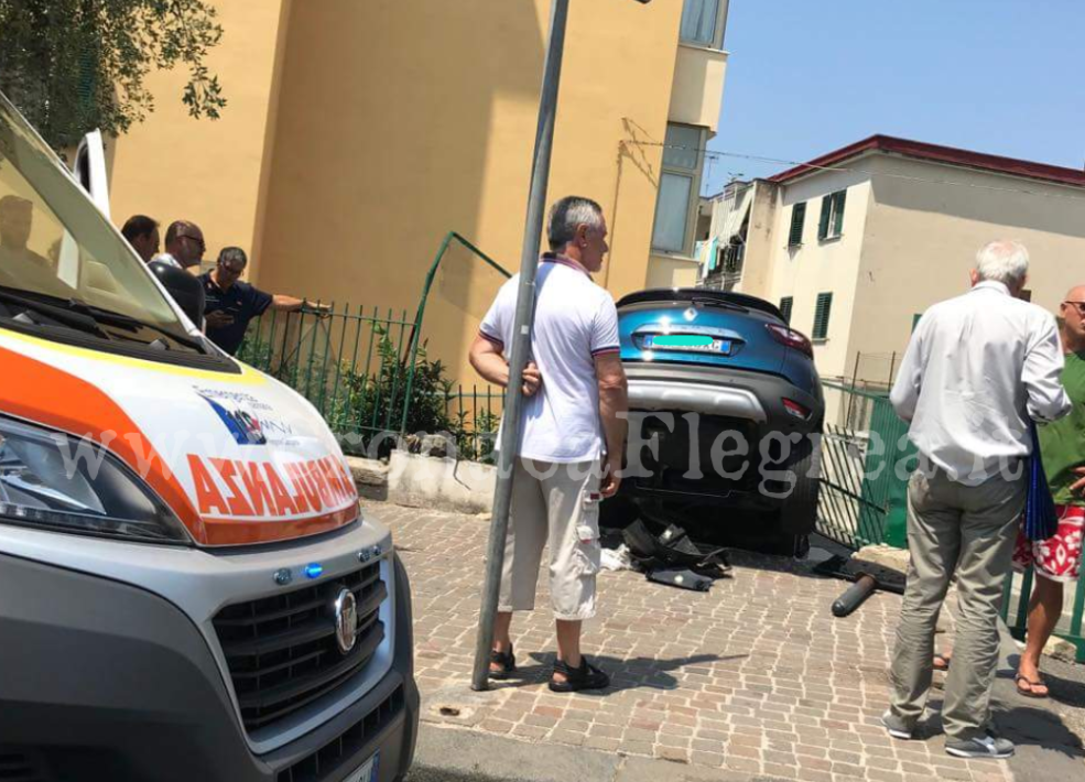 POZZUOLI/ Auto finisce fuori strada e sfonda recinzione di un parco: paura in via Solfatara