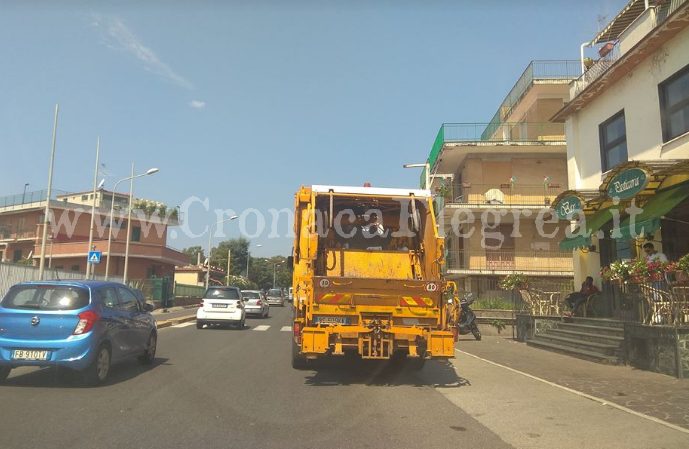 FOTONOTIZIA/ Blocca il traffico con il camion della spazzatura e va a prendere il caffè