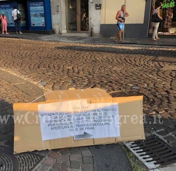 FOTO SOCIAL/ Indicazioni stradali sui cartoni: la bizzarra trovata che arriva da Pozzuoli