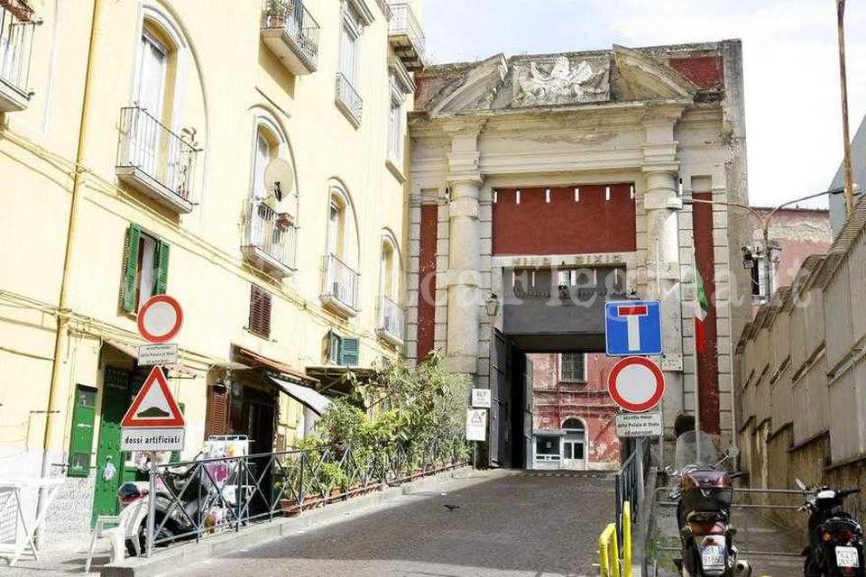 Ruba un furgoncino e scambia l’ingresso della caserma per una via di fuga: arrestato