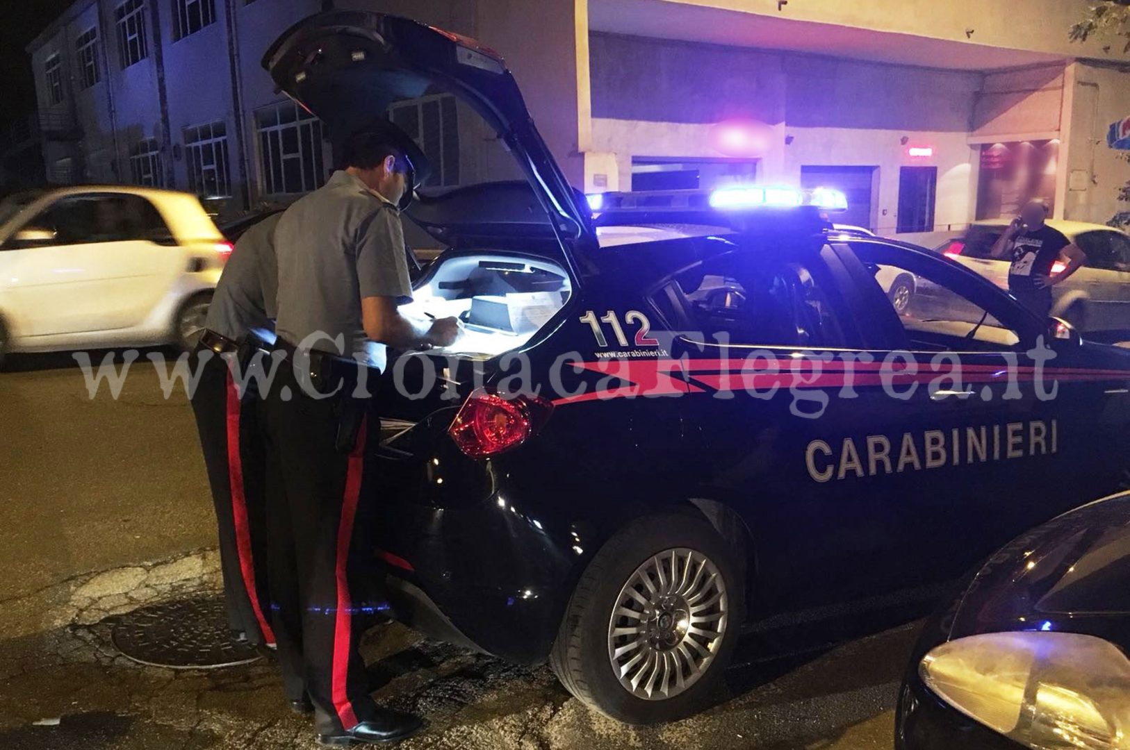 Tenta di rubare un’auto: aggredito a schiaffi e pugni dai passanti