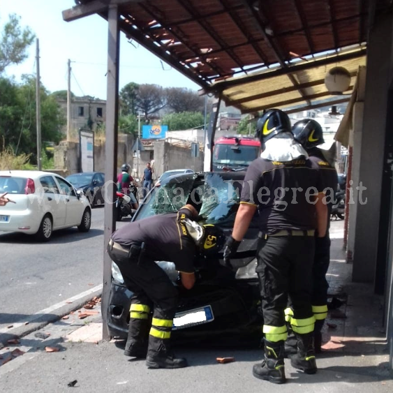 POZZUOLI/ Schianto in via Pergolesi, auto contro scooter e tettoia di un negozio: 3 feriti – LE FOTO