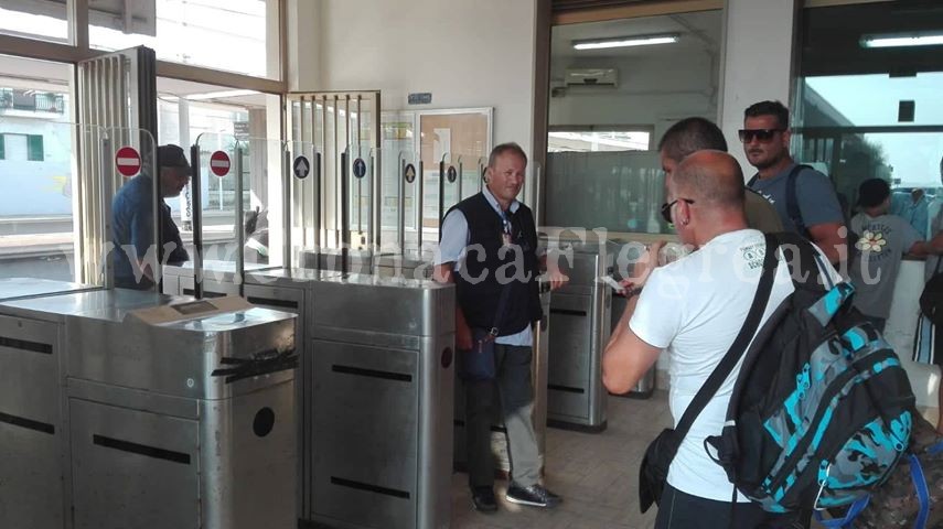 Dopo il video dei “portoghesi” arrivano i controlli ai tornelli della stazione di Torregaveta – LE FOTO