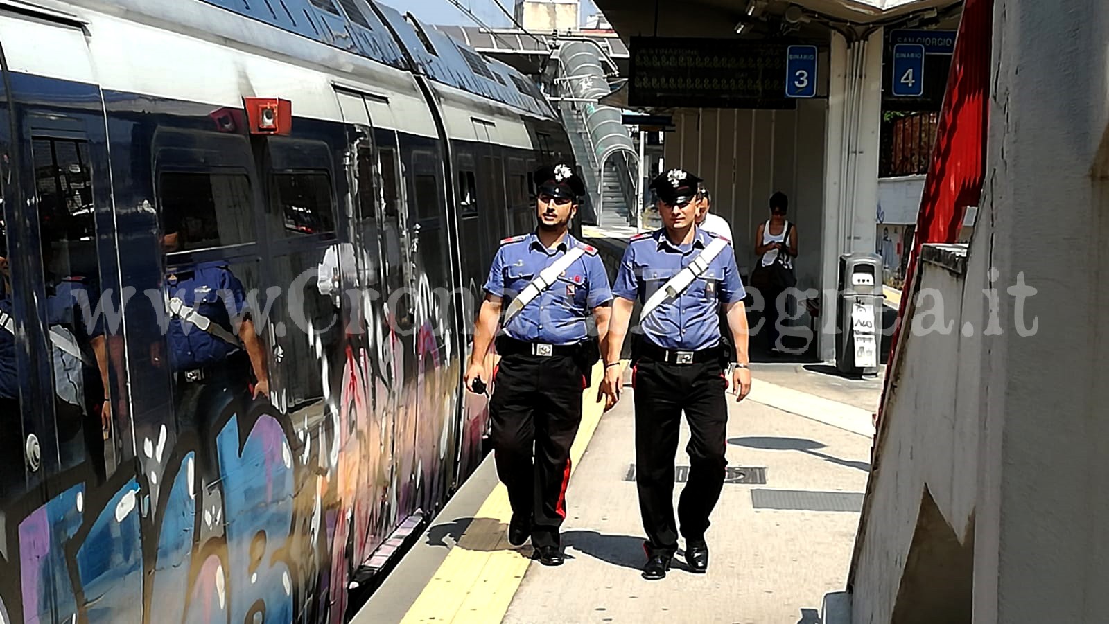 Palpeggia e si struscia su due turiste in treno: 39enne arrestato per violenza sessuale