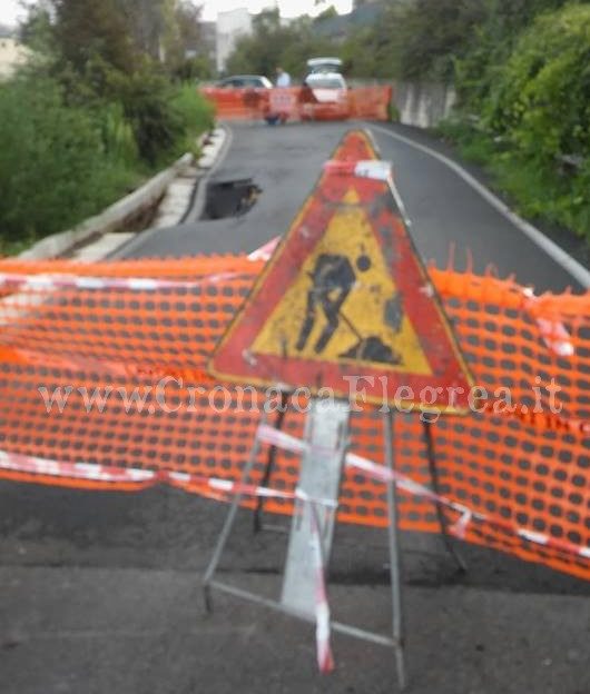 QUARTO/ Voragine in via Casalanno, strada chiusa al traffico