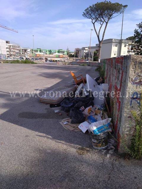 QUARTO/ Rifiuti in strada e roghi tossici, i residenti non ci stanno