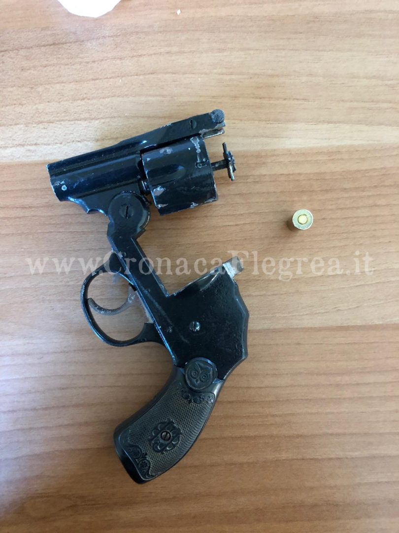 POZZUOLI/ Hashish, marijuana e una pistola in casa: arrestati “Quagliarella” e la moglie – LE FOTO