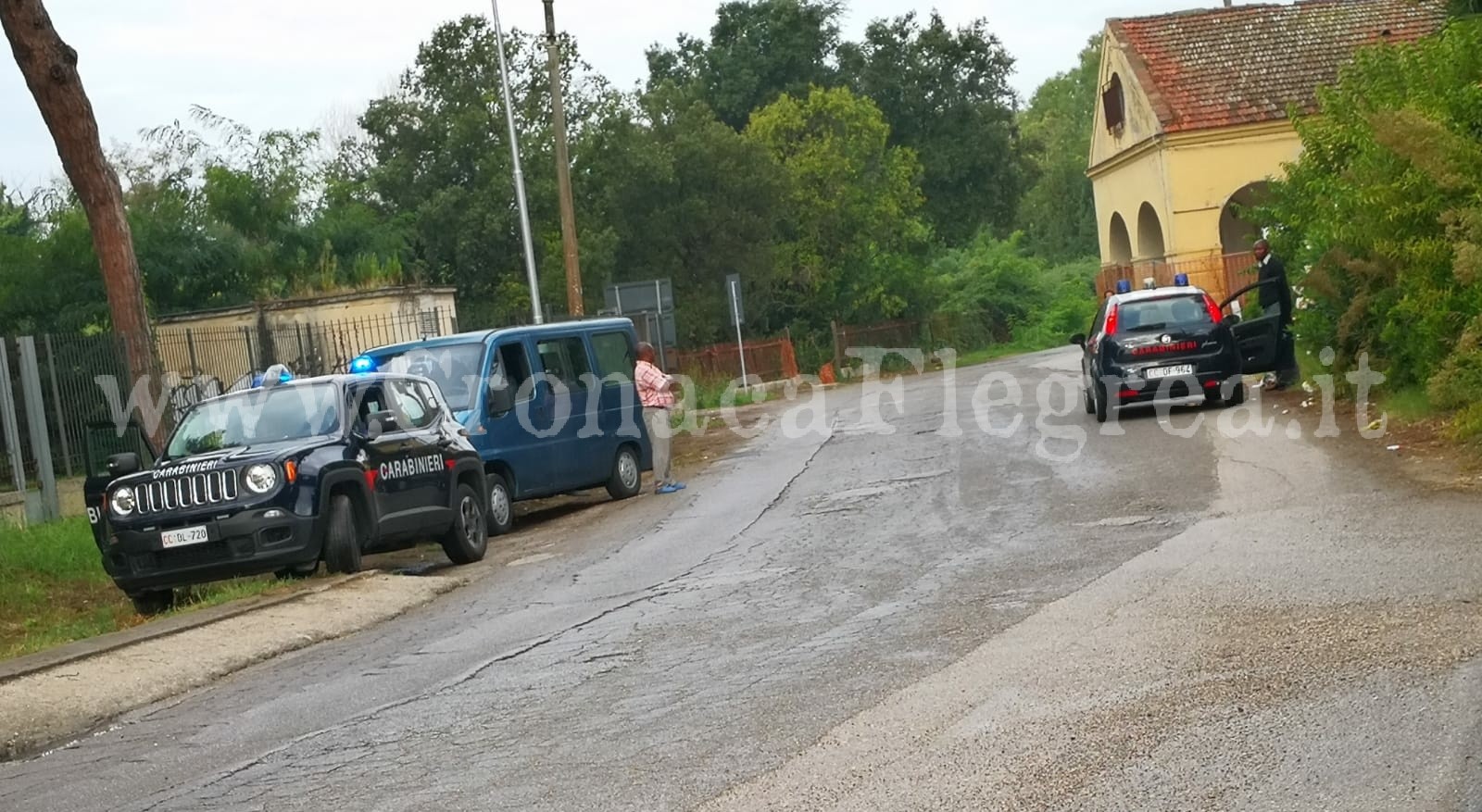 POZZUOLI/ Blitz dei carabinieri a Licola, nel capolinea dei bus illegali – FOTO