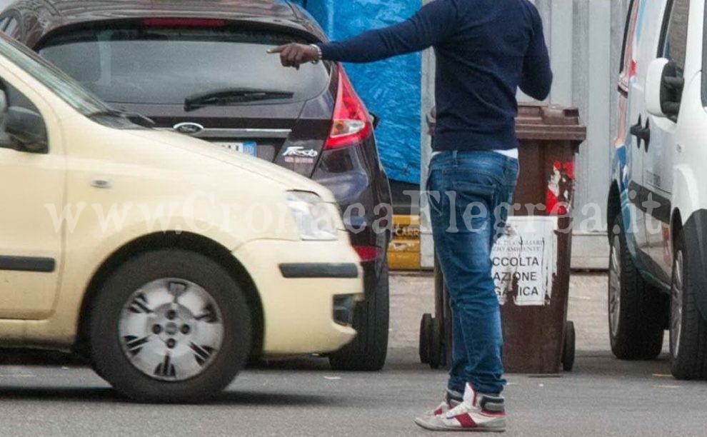 Poliziotto libero dal servizio arresta parcheggiatore abusivo