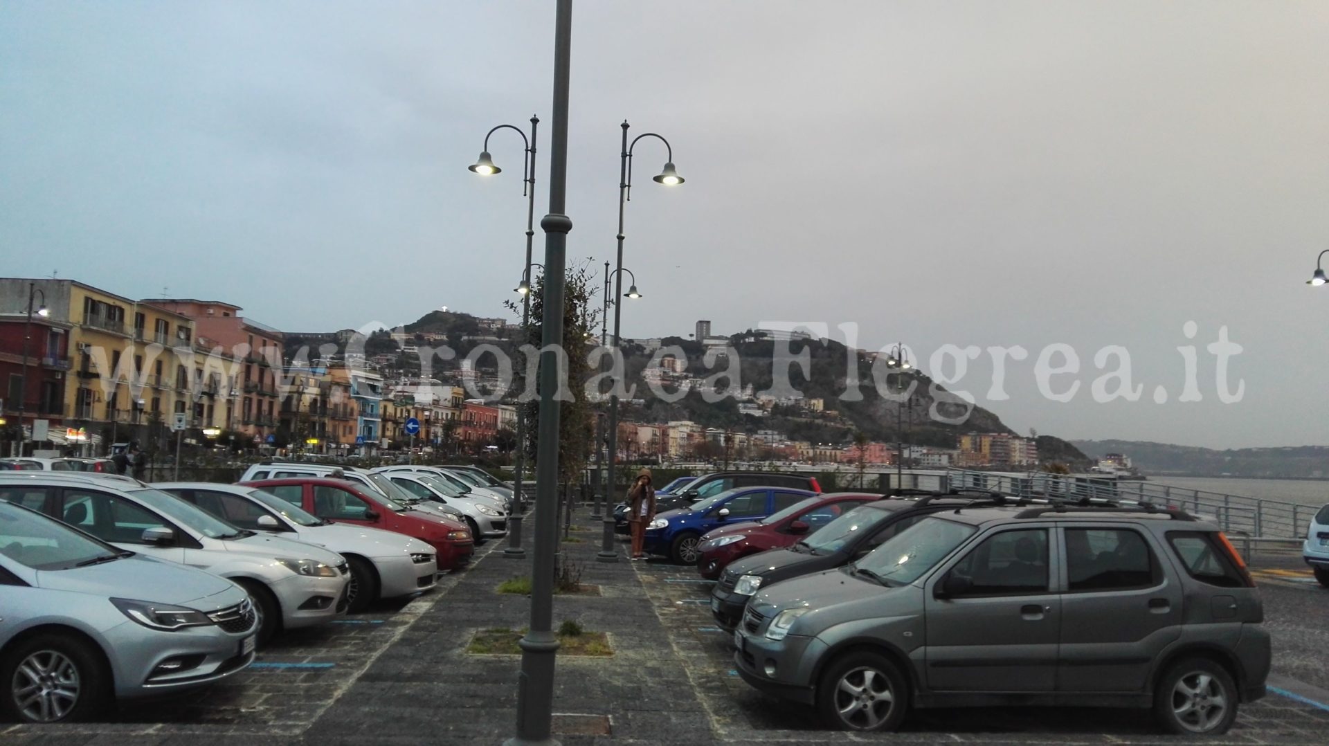 POZZUOLI/ Rapina nel parcheggio a via Napoli: pistola contro titolare del “White Chill Out”