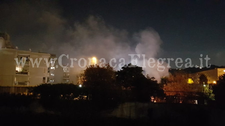 QUARTO/ Fiamme in via De Gasperi, l’incendio a pochi passi dalle scuole