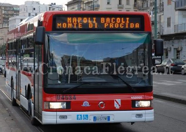 POZZUOLI/ Nudo e ubriaco sul bus minaccia i passeggeri e aggredisce i poliziotti: arrestato extracomunitario