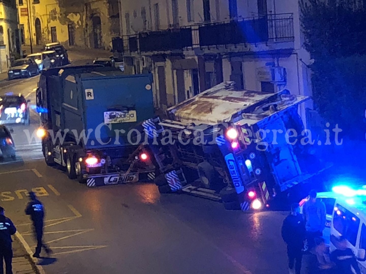 POZZUOLI/ Camion dei rifiuti si ribalta e schiaccia due auto – LE FOTO