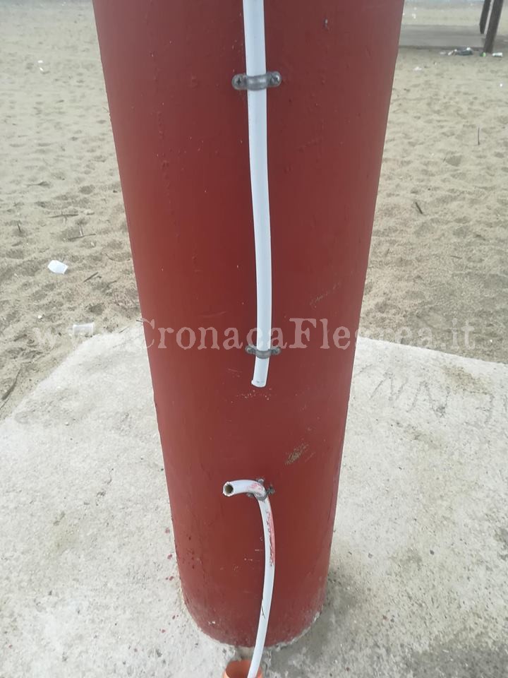 POZZUOLI/ Furto in spiaggia a Licola, rubati i raccordi delle docce