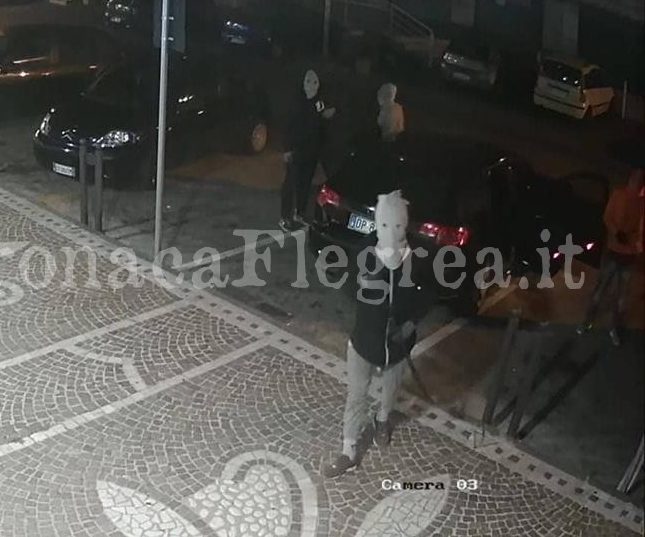 La banda dell’Audi nera all’assalto delle farmacie di Pozzuoli e Quarto – LE FOTO IN ESCLUSIVA