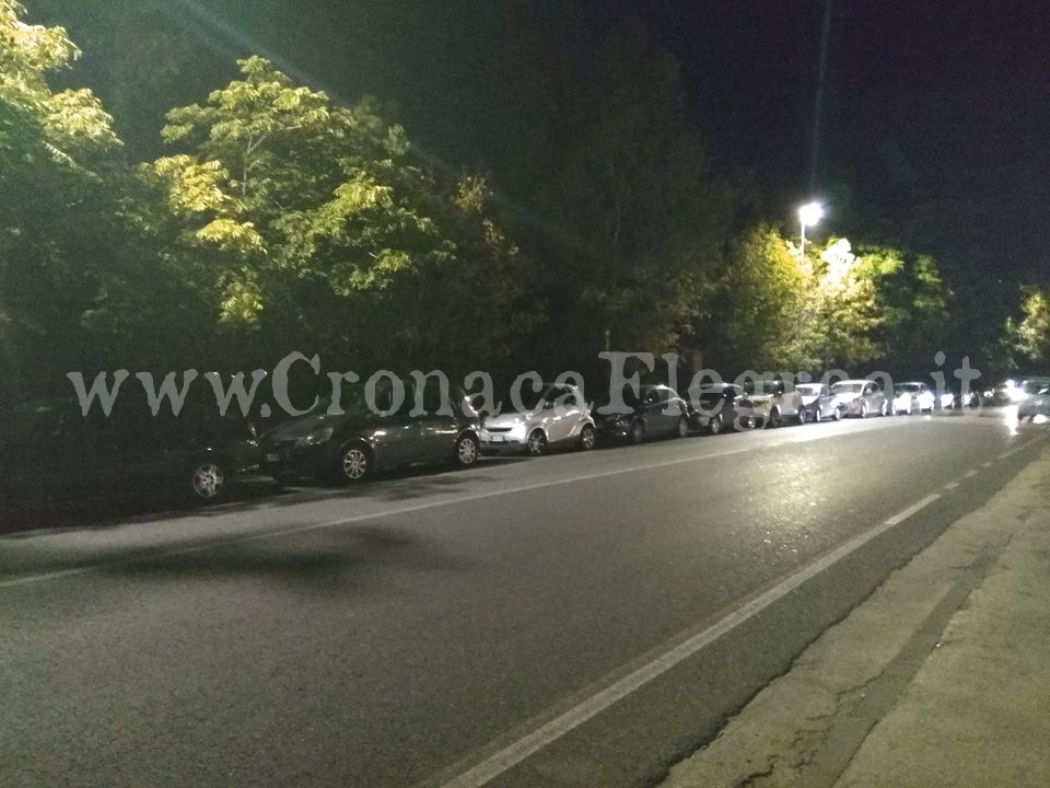 POZZUOLI/ Parcheggiatori abusivi e auto lungo la corsia: via Campi Flegrei è terra di nessuno