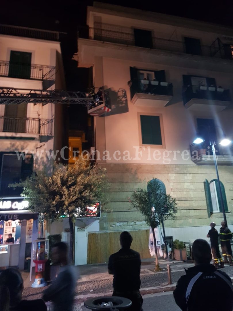 POZZUOLI/ Cede parte della facciata di una palazzina: vigili del fuoco in azione a via Napoli – LE FOTO
