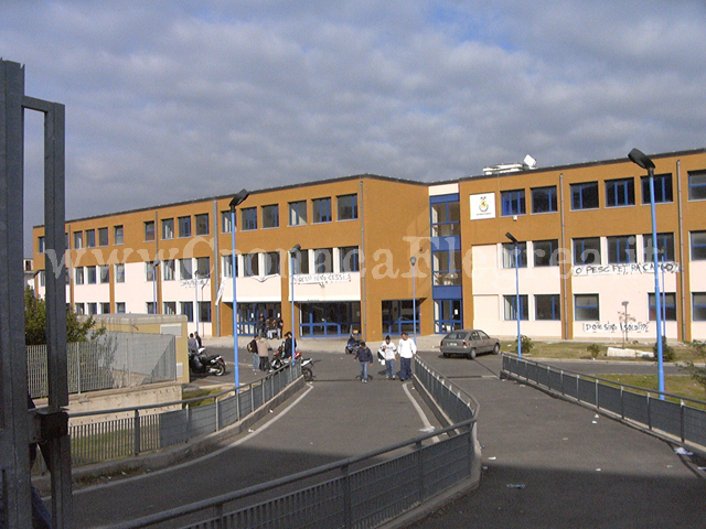 Alunna del Liceo di Bacoli positiva al Covid: scuola chiusa e tamponi per i compagni di classe