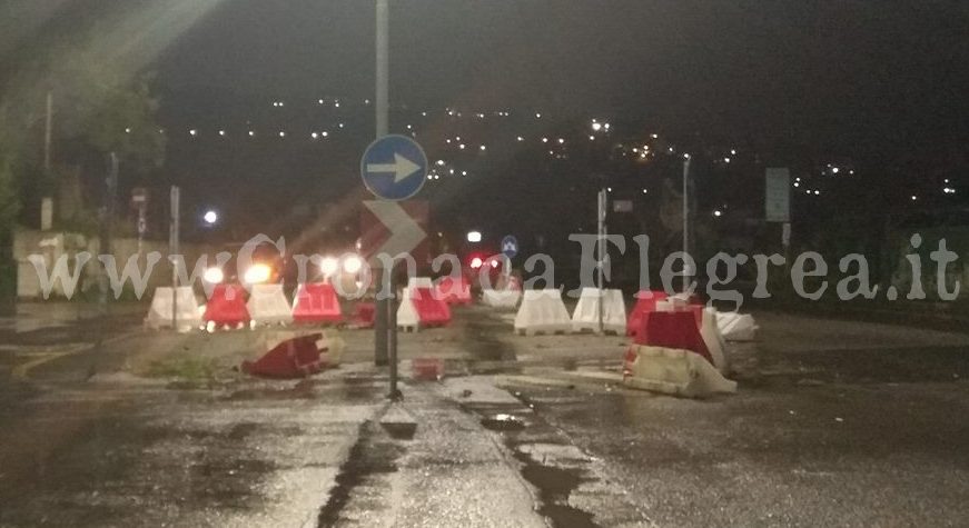 POZZUOLI/ Blocchi non ancorati: a Licola vola via la rotonda stradale – LE FOTO