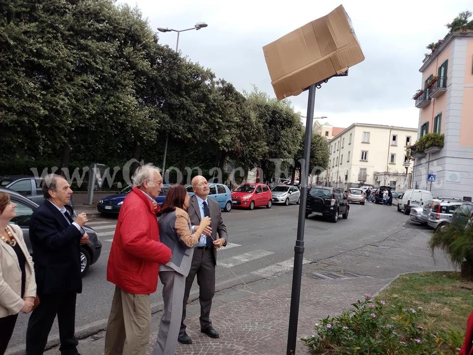 Cerimonia “fantozziana” a Pozzuoli: targa scoperta da un cartone a colpi di ombrello