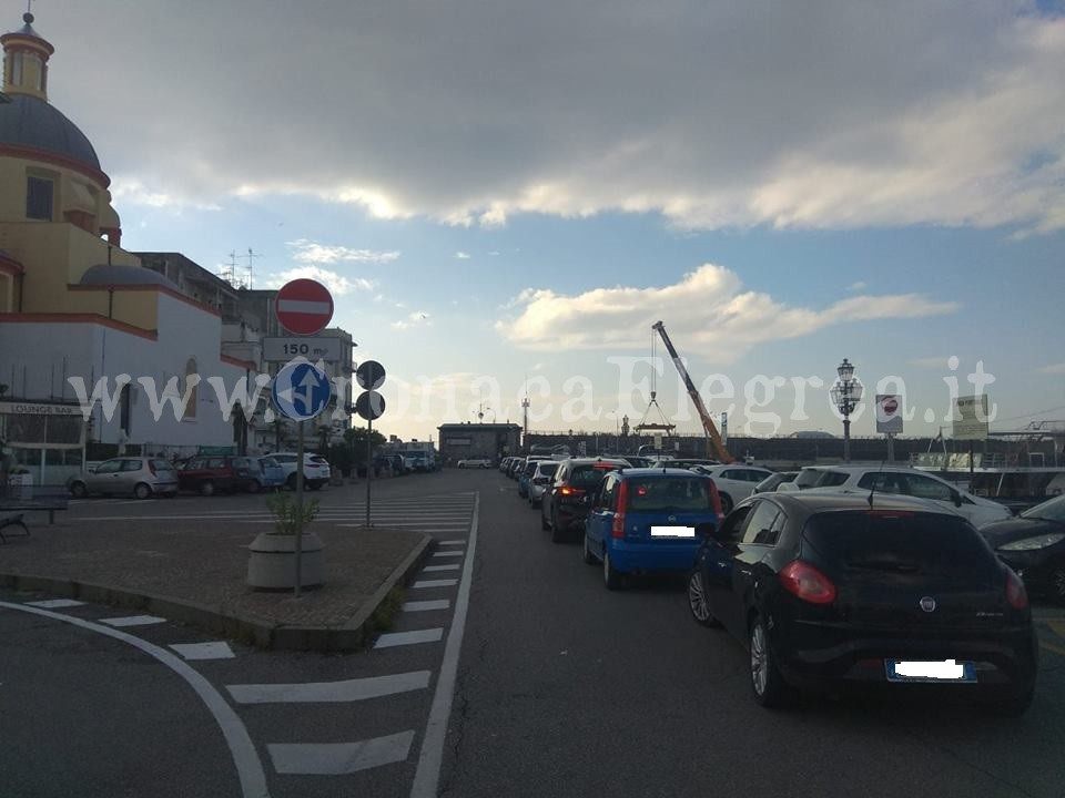 Apre in ritardo il Caligoliano, traffico paralizzato a Pozzuoli