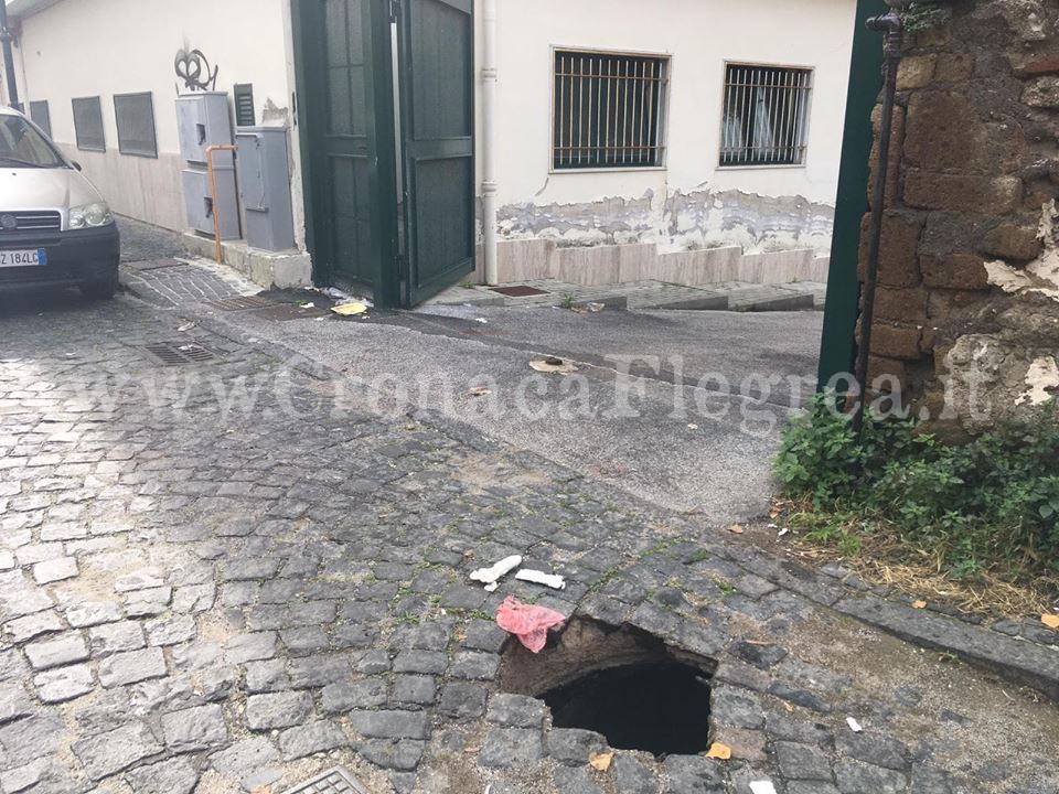 POZZUOLI/ Si apre voragine all’ingresso di una scuola: chiusa la strada – LE FOTO