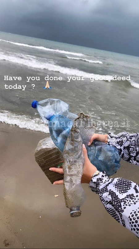 La compagna di Zielinski pulisce la spiaggia di Licola
