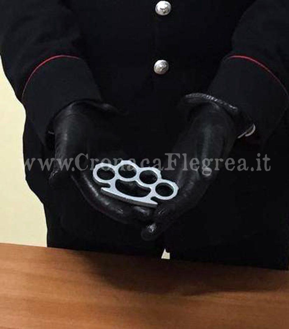 QUARTO/ In giro con un tirapugni di acciaio: studente fermato dai carabinieri