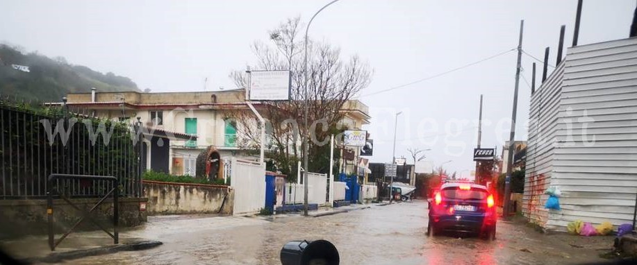 Paura a Bacoli, automobilista bloccato dall’acqua in un sottopasso