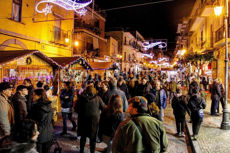 “Natale in Corso” a Bacoli: casette in legno e mercatini nel centro cittadino