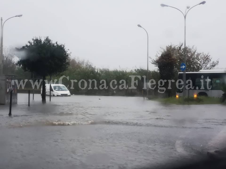 Maltempo, fiumi di fango invadono le strade di Pozzuoli, Quarto e Bacoli