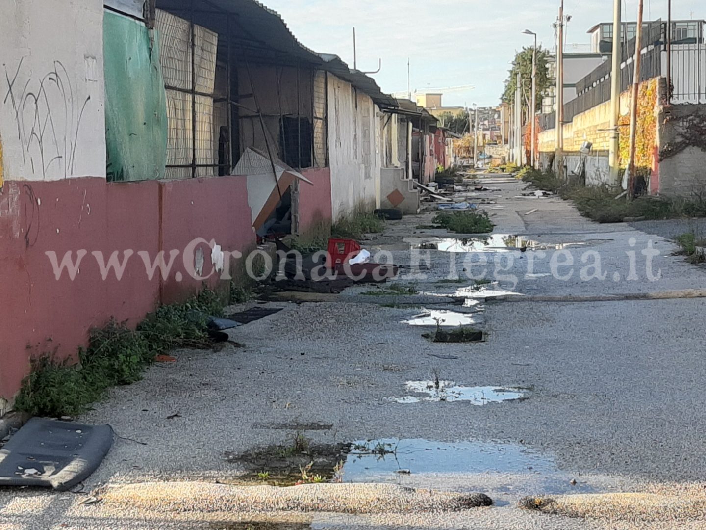 POZZUOLI/ Ruspe nel campo container: giù i prefabbricati sgomberati