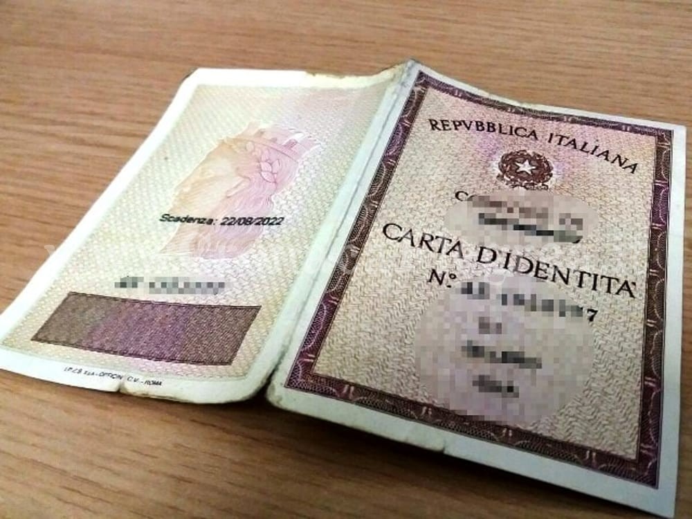 VARCATURO/ Tenta di incassare i soldi di un vaglia con carta d’identità falsa: scoperta e arrestata