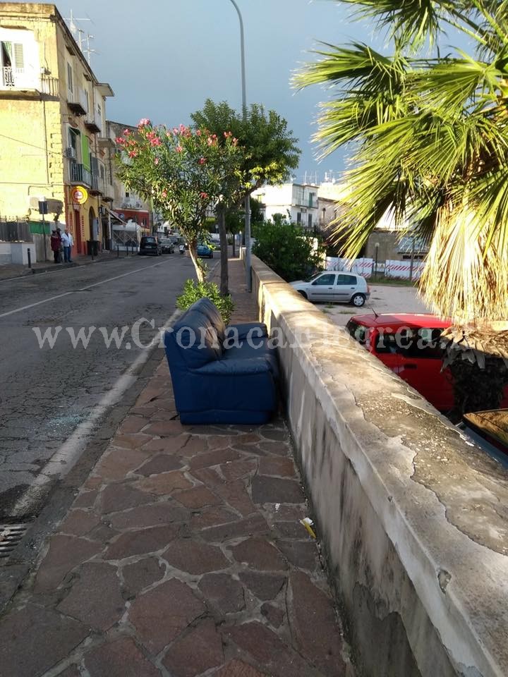 Ingombranti, raccolta in tilt a Bacoli: le strade ridotte a discarica
