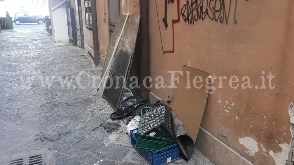 I LETTORI SEGNALANO/ «Rifiuti nel centro storico di Pozzuoli: che pessimo biglietto da visita!»
