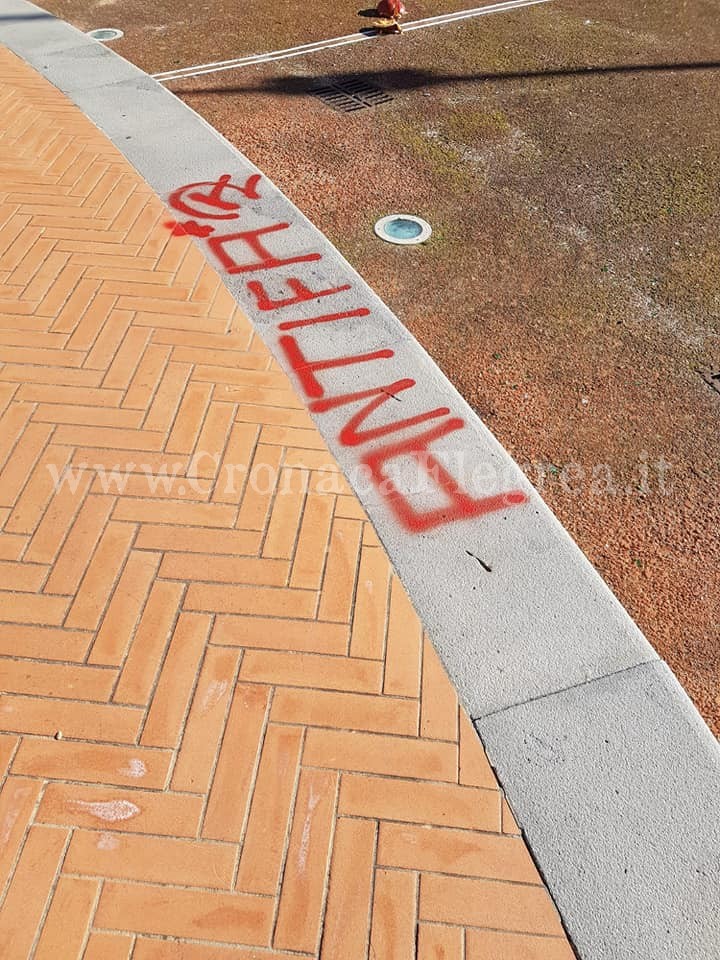 BACOLI/ Vandali in piazza Alcide De Gasperi: imbrattati muri e pavimento