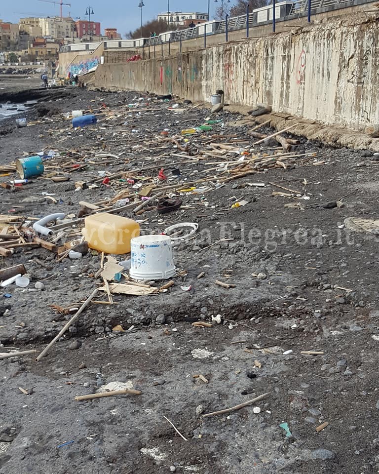 POZZUOLI/ Distese di rifiuti sulla spiaggia di via Napoli: i residenti organizzano la pulizia – LE FOTO