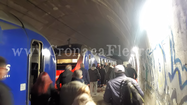 Odissea in Cumana a Pozzuoli: caos e ritardi, treno bloccato in galleria per mezz’ora