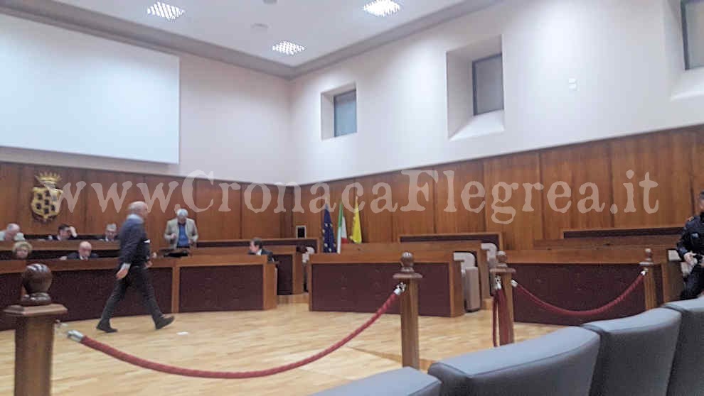 POZZUOLI/ “La maggioranza Figliolia si dà alla fuga e fa sospendere il Consiglio”