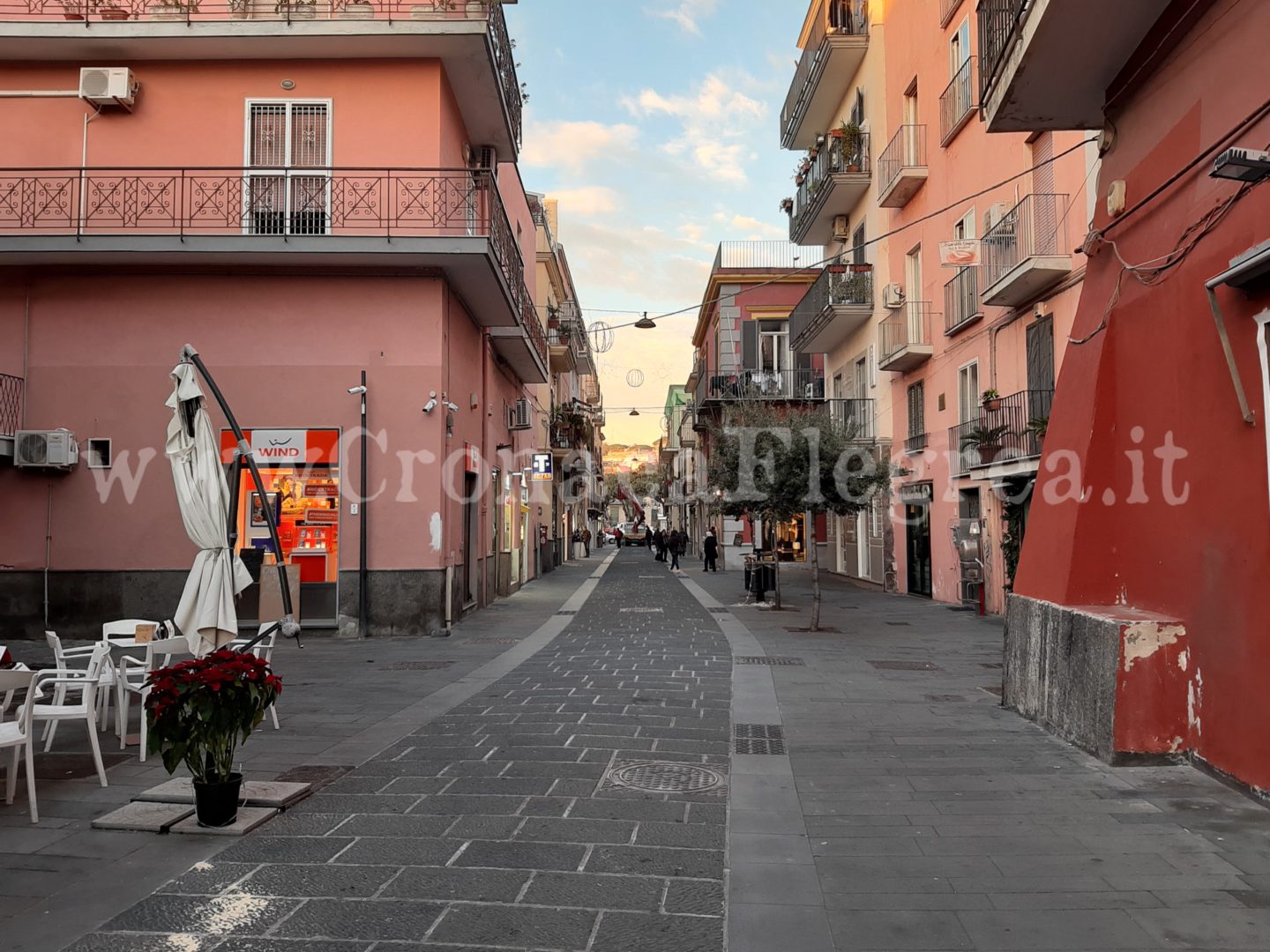 POZZUOLI/ Ultim’ora: le luminarie non piacciono, il Comune corre ai ripari e le sostituisce