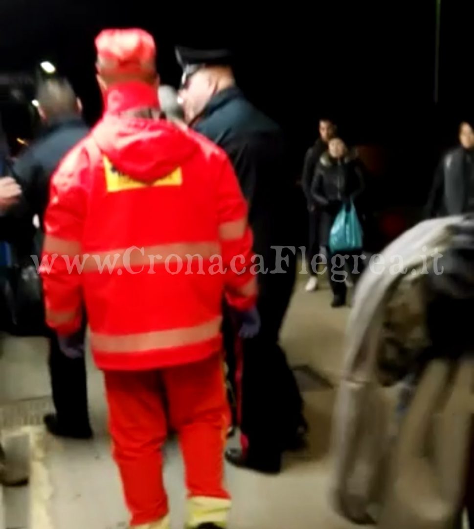 POZZUOLI/ Litiga in famiglia e si stende sui binari della Circumflegrea: salvato dai carabinieri