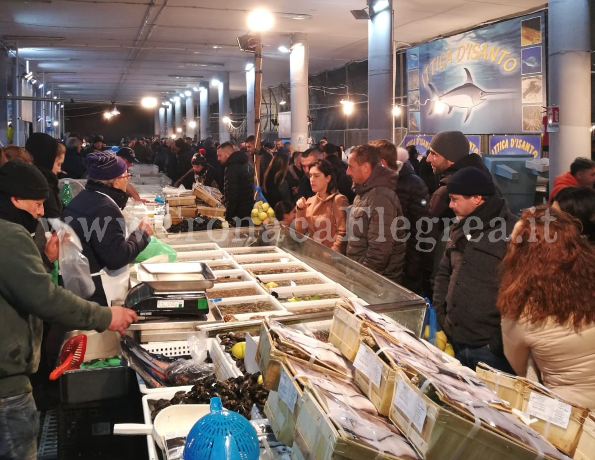 POZZUOLI/ Pienone al mercato del pesce per la tradizionale “nottata”